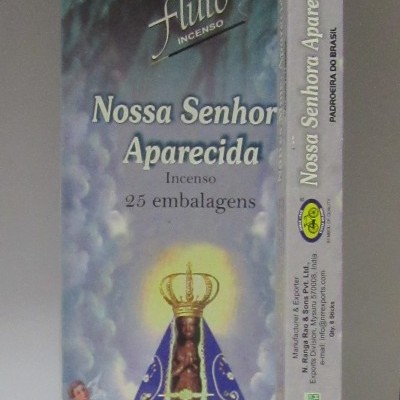 Embalagem do incenso Nossa Senhora Aparecida com manto azul e coroa dourada.