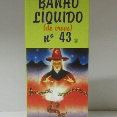 Embalagem de banho líquido com imagem de homem místico e correntes, texto em português