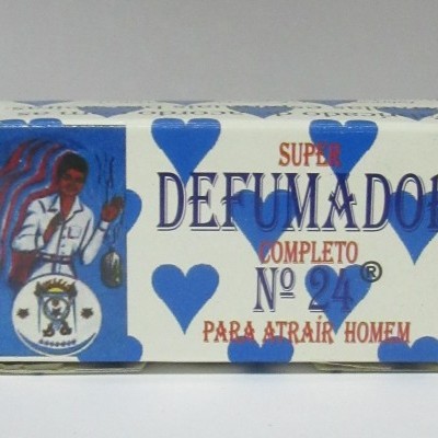 Caixa branca com corações azuis e texto promocional em português.