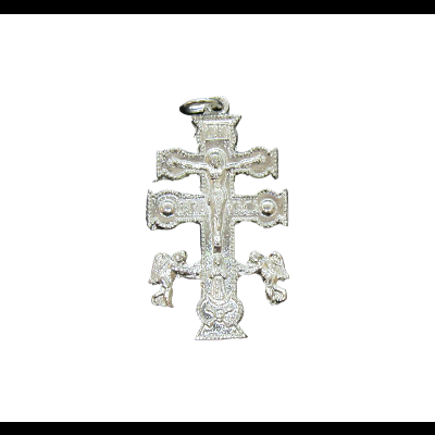 Pingente de cruz prateada com detalhes em relevo