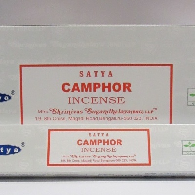 Caixa branca de incenso Satya Camphor com texto vermelho e detalhes azuis