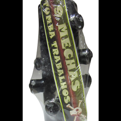 Embalagem translúcida com objeto negro e etiqueta amarela e vermelha com texto e desenho de crânio