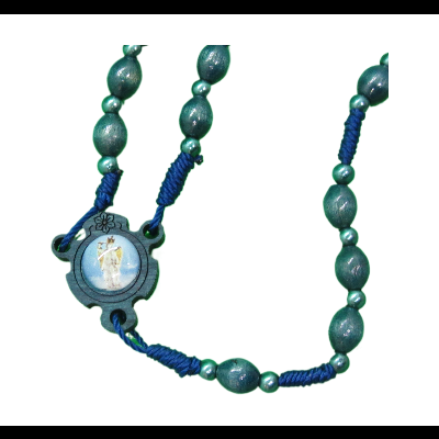 Rosário com contas verdes e medalha com anjo no centro