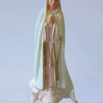 Estátua religiosa de Nossa Senhora de Fátima em resina, base castanha com placa 'FATIMA'