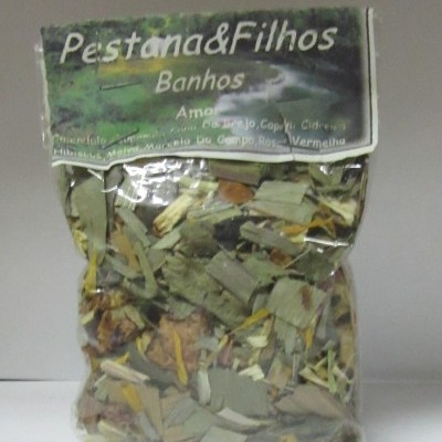 Pacote de ervas secas para banho com rótulo verde e texto sobre amor