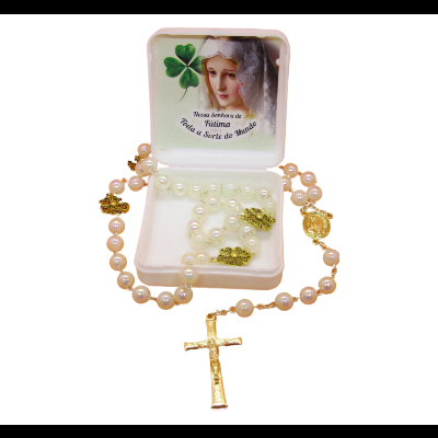 Rosário em caixa branca com imagem de mulher e trevo