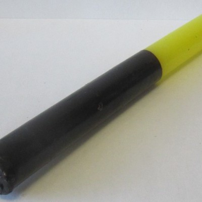 Marcador com tampa verde fluorescente e corpo preto