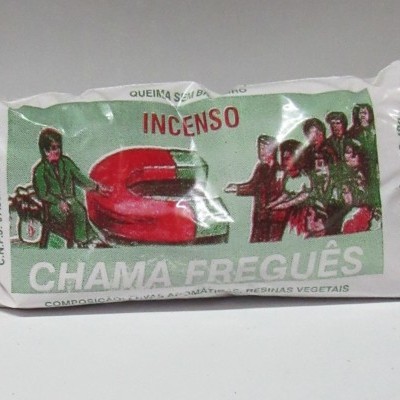 Pacote de incenso Chama Freguês com design verde, branco e vermelho e ilustração de pessoas.