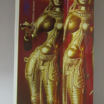 Embalagem de incenso com imagem dourada de estátua hindu em fundo vermelho.