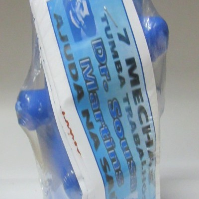 Tubo azul de plástico embalado com etiqueta branca e azul com texto em português.