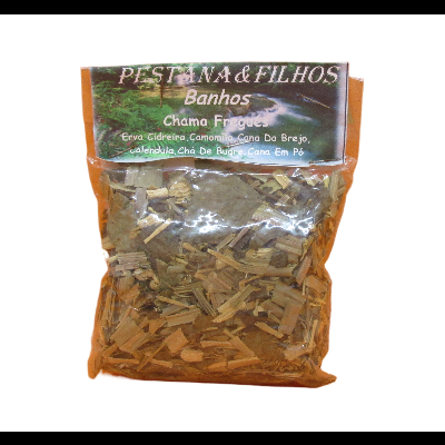 Saco plástico com ervas secas e rótulo verde com texto branco