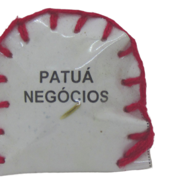 Amuleto branco com bordado vermelho e texto PATUÁ NEGÓCIOS