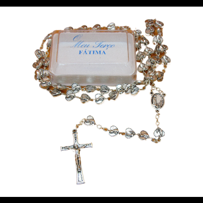 Rosário com contas transparentes e caixa com texto 