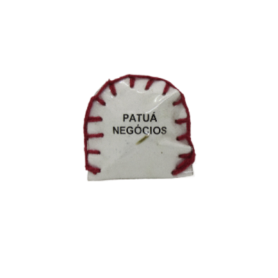 Peça de tecido branca com bordado vermelho e texto 'PATUÁ NEGÓCIOS'