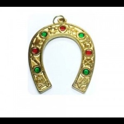Pendente em ferradura dourada com pedras vermelhas e verdes