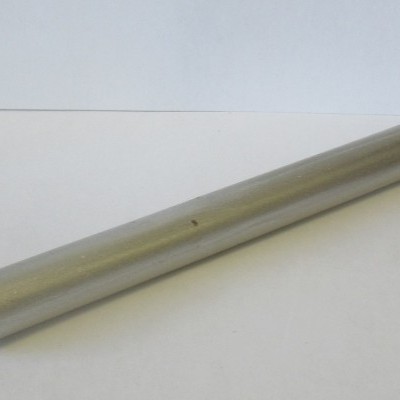 vela prateada sobre superfície branca