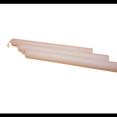 Três velas brancas cilíndricas de tamanhos diferentes sobre fundo preto