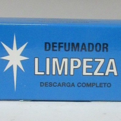 Caixa azul com texto de produto de limpeza e uma estrela branca
