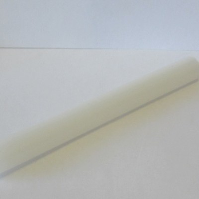 Vela branca longa sobre fundo branco