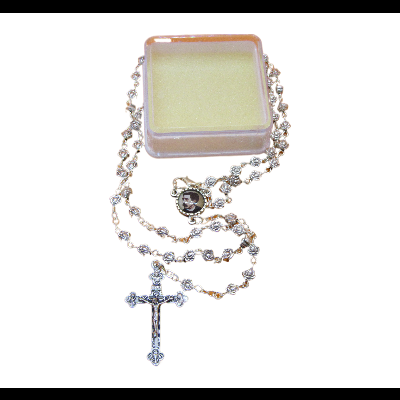 Colar de prata com crucifixo e caixa plástica translúcida