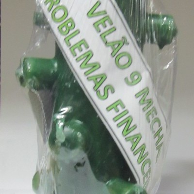 Figura verde em embalagem plástica com faixa de texto