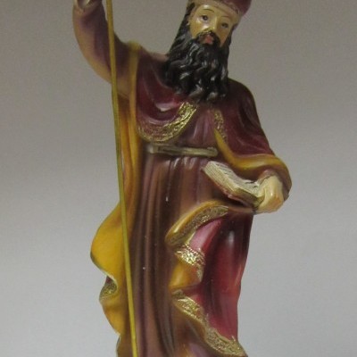 Estátua de S. Agostinho vestindo túnica vermelha com detalhes dourados, segurando cajado e livro, sobre base redonda com placa nome S.AGOSTINHO.