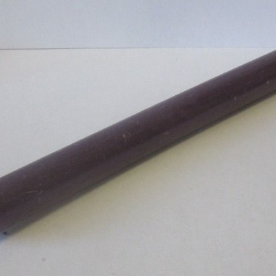 Velão castanho escuro de cera sobre superfície branca