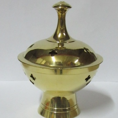 Recipiente dourado de metal com tampa e base larga