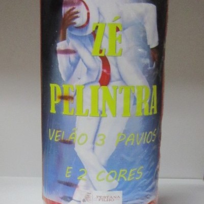 Vela vermelha com rótulo colorido e texto ZÉ PELINTRA