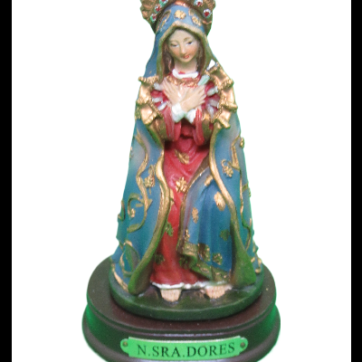 Estátua da Nossa Senhora das Dores com manto azul e vestido vermelho