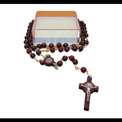 Terço católico com contas castanho-avermelhadas e crucifixo em madeira com estojo amarelo