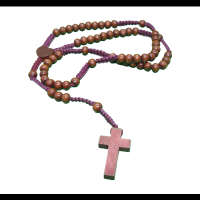 Colar de contas de madeira com cruz