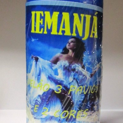 Vela azul com rótulo IEMANJÁ e imagem de mulher na água