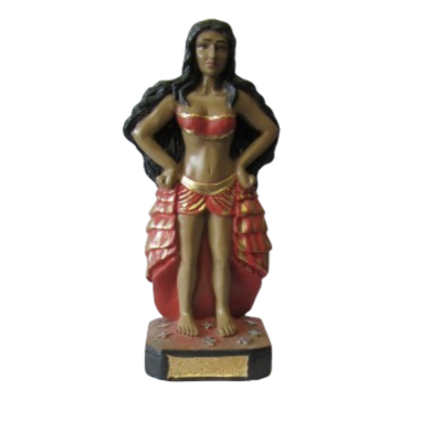 Estátua de mulher com roupa vermelha e dourada sobre base preta