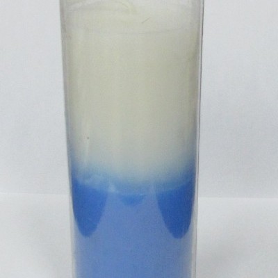 Vela alta com cera azul e branca em recipiente plástico transparente