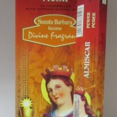 Embalagem vermelha e dourada de incenso Musk com figura feminina e textos Santa Barbara, Power Poder e Almíscar.