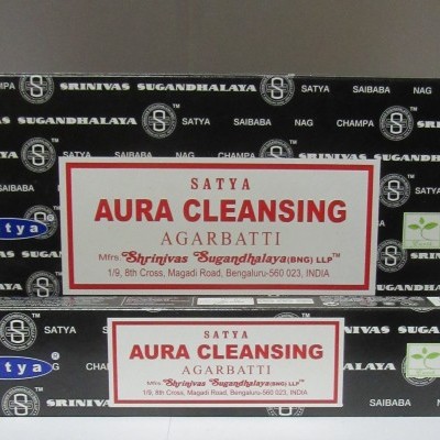 Caixa e embalagem de incenso Satya Aura Cleansing Agarbatti com design preto e branco