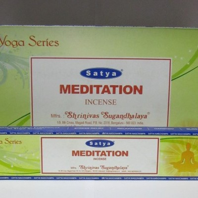 Caixa e embalagem verde e amarelo de incenso Satya Meditation série Yoga com texto em inglês.