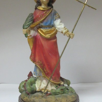 Estátua colorida da Santa Marta em resina sobre base com placa