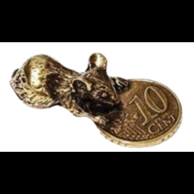 Escultura pequena de rato em cima de moeda de 10 cêntimos