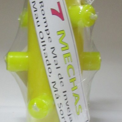 Produto amarelo cilíndrico com pinos, embalagem transparente e etiqueta branca com texto