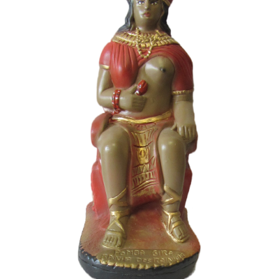 Estátua decorativa de senhora sentada com roupas vermelhas e douradas