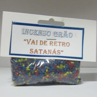 Pacote pequeno de incenso em grão colorido com etiqueta 'Vai de Retro Satanás'.