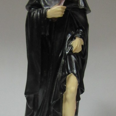 Estátua de S. Peregrino com roupa preta segurando cruz