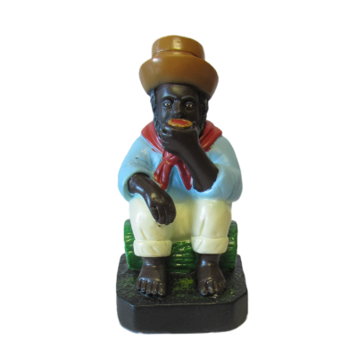 Estátua de homem negro sentado com chapéu e roupa colorida em base preta