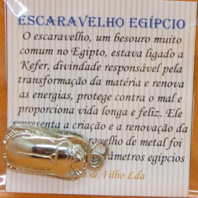 Colar com pendente de escaravelho egípcio e texto explicativo em português