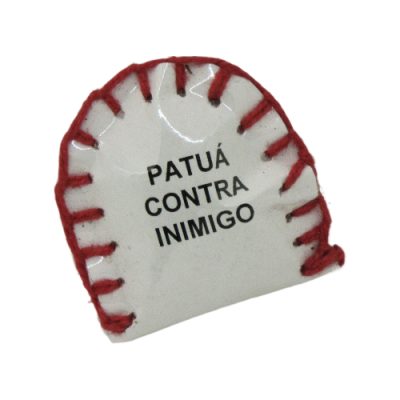 Patuá branco com costura vermelha e texto negro