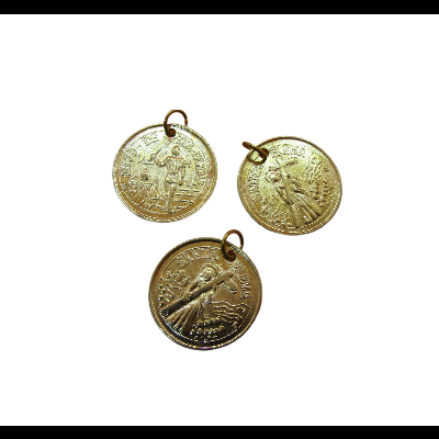 Três medalhas douradas redondas com figuras religiosas em relevo e texto ao redor