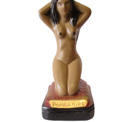 Figurinha de mulher nua ajoelhada em resina com base preta e placa amarela com texto POMBA.GIRA