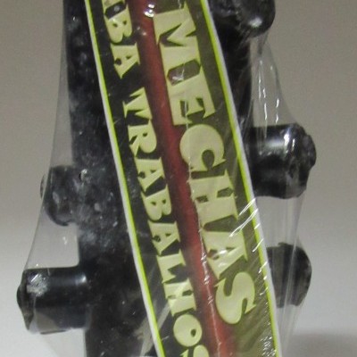 Embalagem plástica com objeto preto e etiqueta verde com texto e caveira